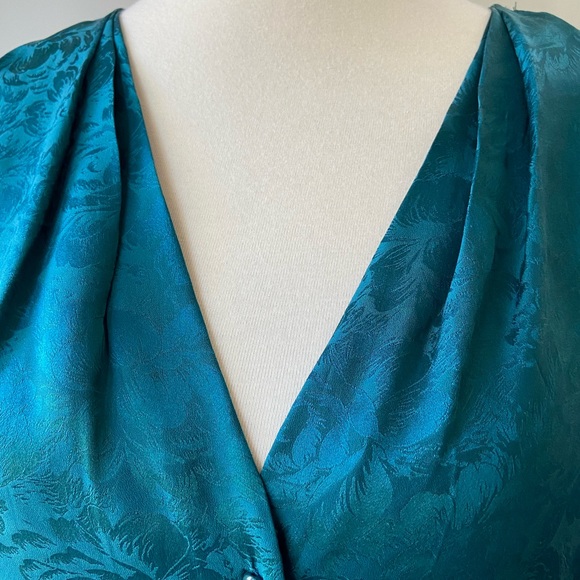 Pretty teal silk like F21 blouse with 3/4 sleeves and covered buttons. - Picture 3 of 6
